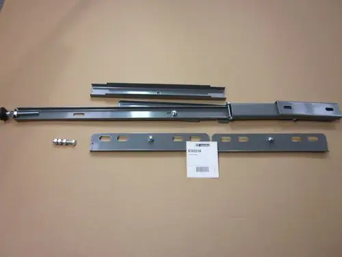 Remeha Rohrhalter mit mehreren Metallteilen, einschließlich Schienen und Befestigungselementen, auf einer neutralen Unterlage.